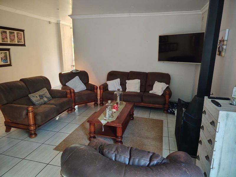 Spacious 4 Bedroom House with 2 Bedroom Flatlet for Sale - SOLE MANDATE - Photo 4