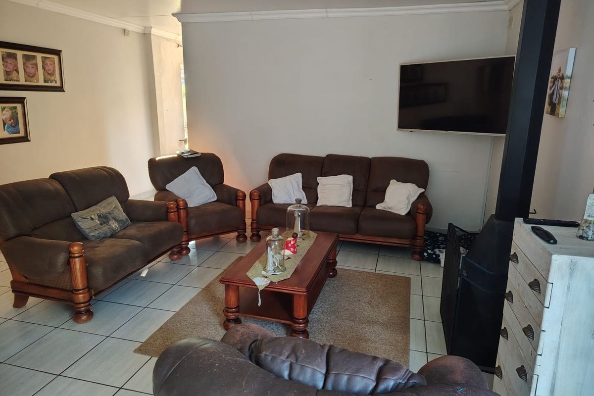 Spacious 4 Bedroom House with 2 Bedroom Flatlet for Sale - SOLE MANDATE - Photo 4