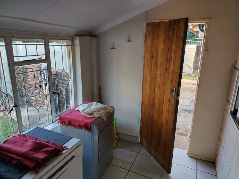 Spacious 4 Bedroom House with 2 Bedroom Flatlet for Sale - SOLE MANDATE - Photo 9