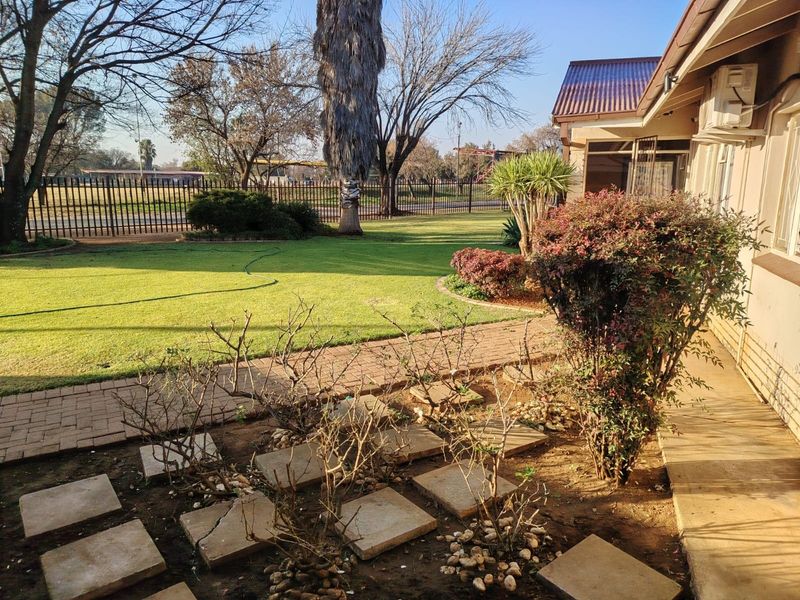 Spacious 4 Bedroom House with 2 Bedroom Flatlet for Sale - SOLE MANDATE - Photo 2