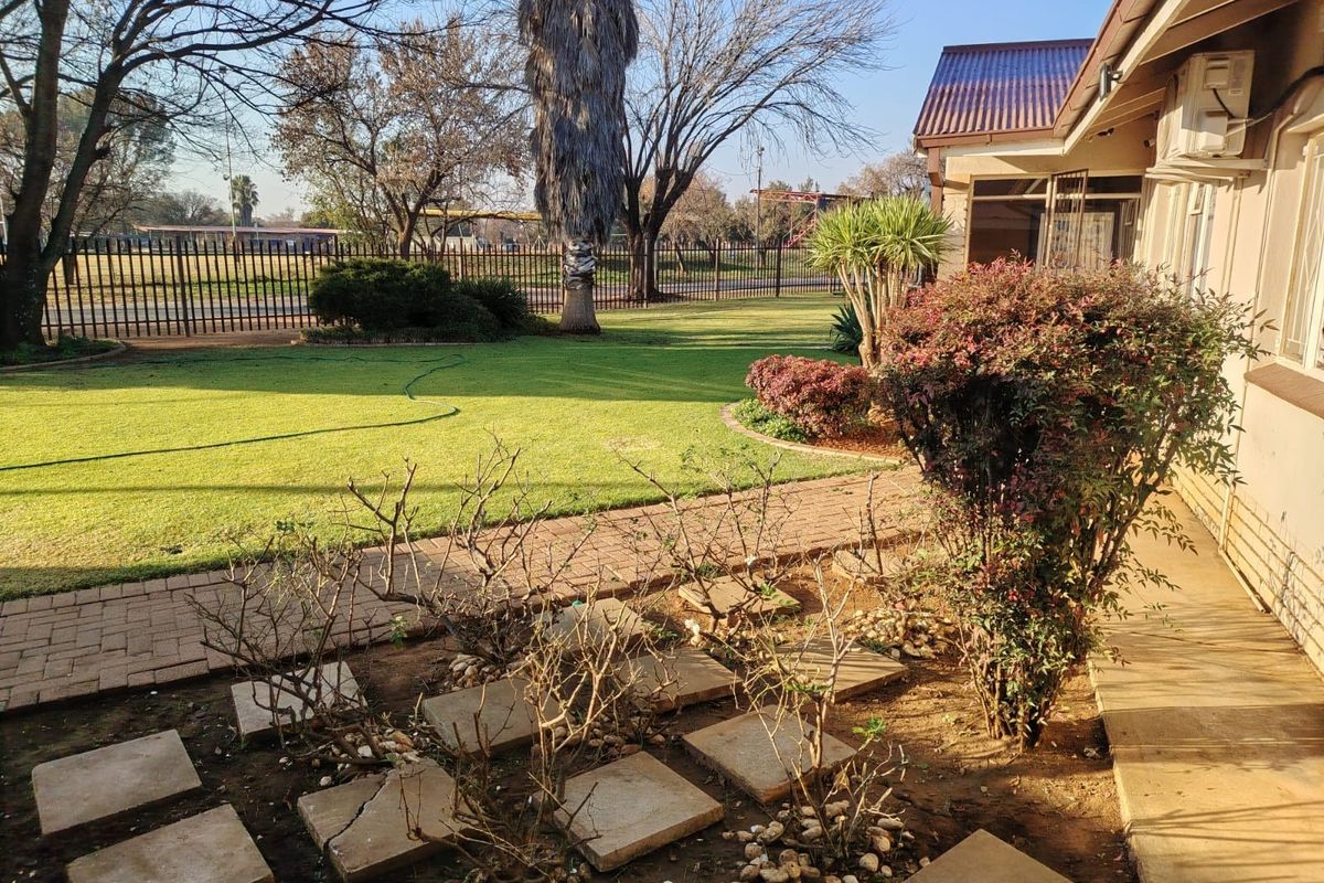 Spacious 4 Bedroom House with 2 Bedroom Flatlet for Sale - SOLE MANDATE - Photo 2