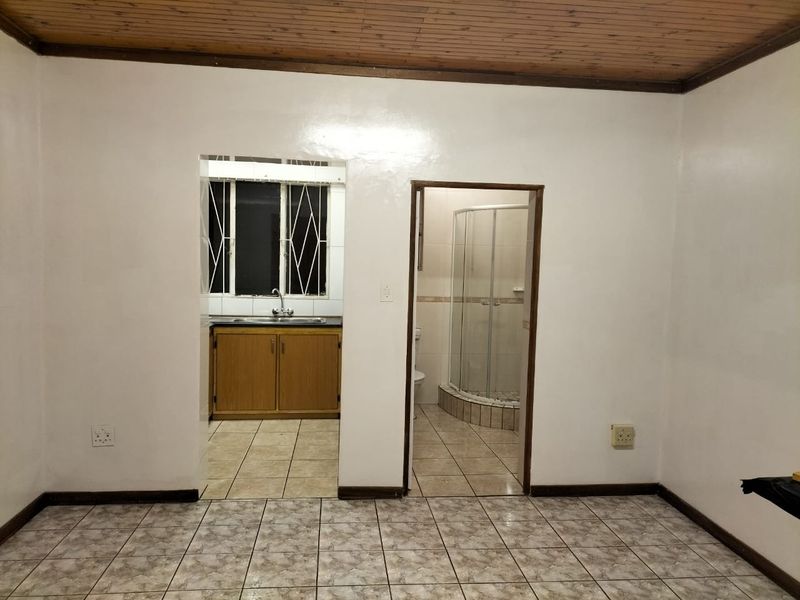 Studio Apartment To Rent in Albertynshof, Kimberley - Photo 3