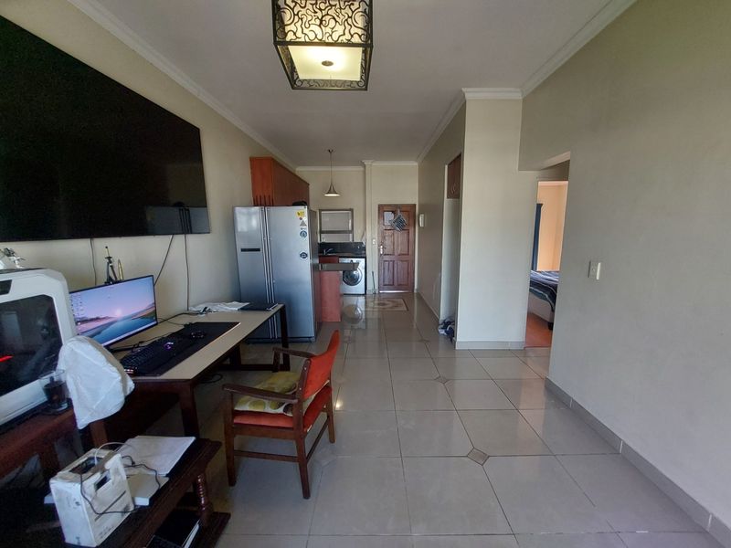 Stylish 2-Bedroom Apartment | Lock-Up Garage | Secure Complex on Main Arterial - Photo 6