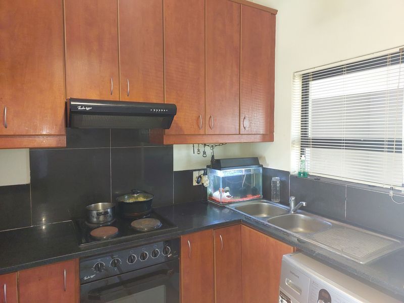 Stylish 2-Bedroom Apartment | Lock-Up Garage | Secure Complex on Main Arterial - Photo 2