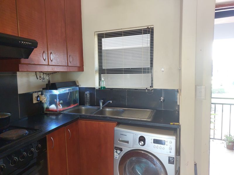 Stylish 2-Bedroom Apartment | Lock-Up Garage | Secure Complex on Main Arterial - Photo 3