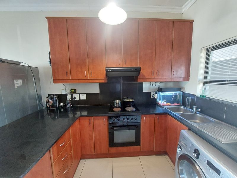 Stylish 2-Bedroom Apartment | Lock-Up Garage | Secure Complex on Main Arterial - Photo 4