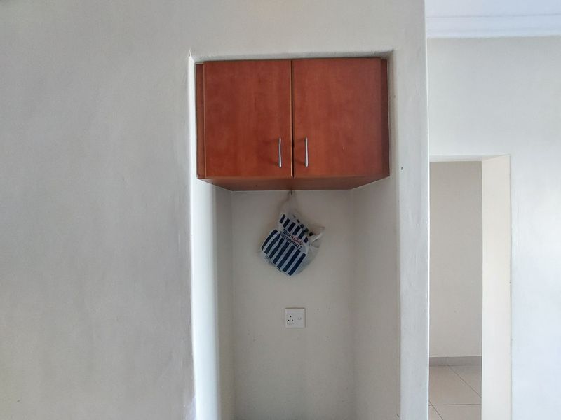 Stylish 2-Bedroom Apartment | Lock-Up Garage | Secure Complex on Main Arterial - Photo 6