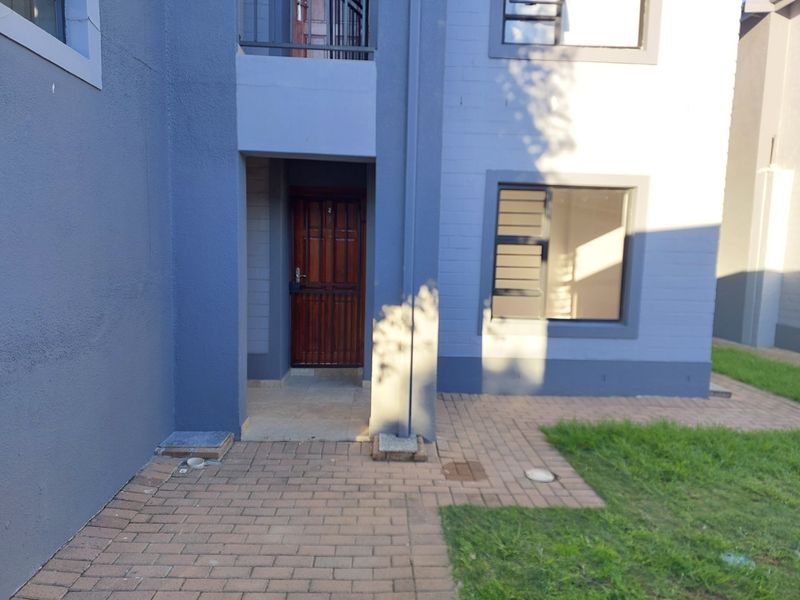 Stylish 2-Bedroom Apartment | Lock-Up Garage | Secure Complex on Main Arterial - Photo 2