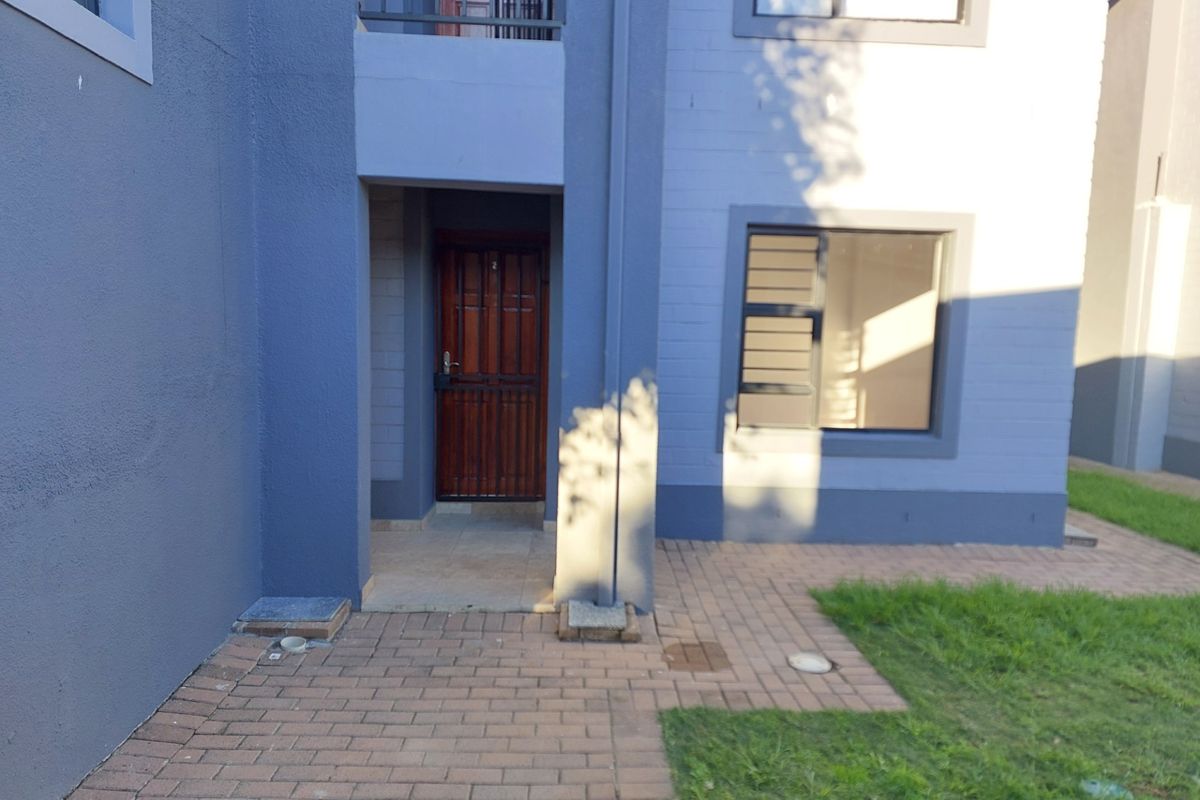 Stylish 2-Bedroom Apartment | Lock-Up Garage | Secure Complex on Main Arterial - Photo 2