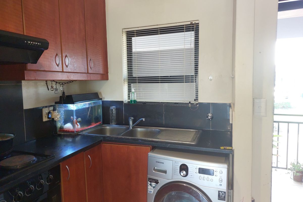 Stylish 2-Bedroom Apartment | Lock-Up Garage | Secure Complex on Main Arterial - Photo 4