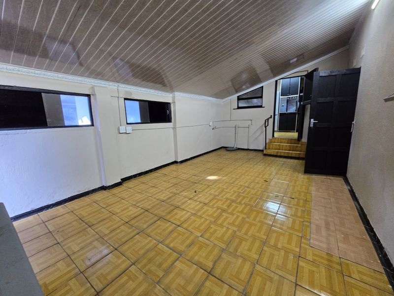 Family HOME with lots of potential and a Garden Cottage - Photo 8