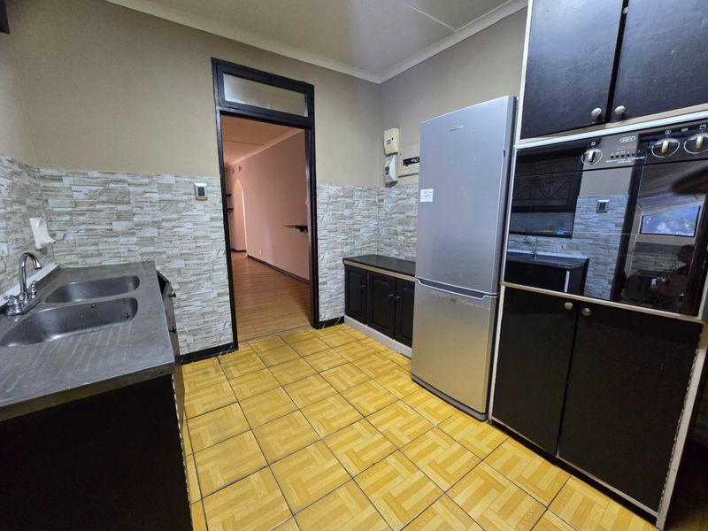 Family HOME with lots of potential and a Garden Cottage - Photo 7