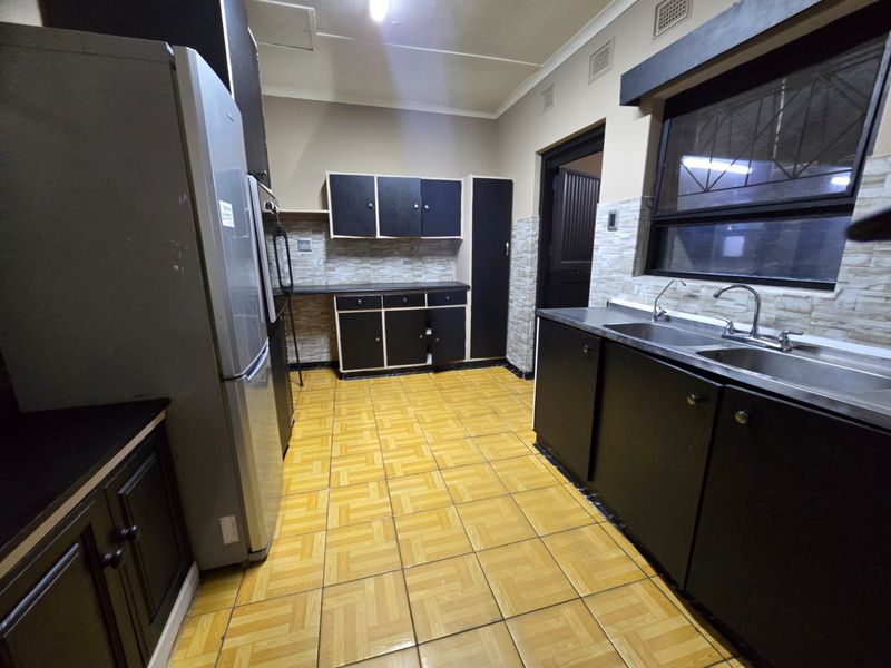 Family HOME with lots of potential and a Garden Cottage - Photo 6