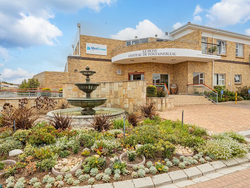 Elegant Sectional Title Retirement Apartment with Tranquil Bowling Green Views - Photo 1