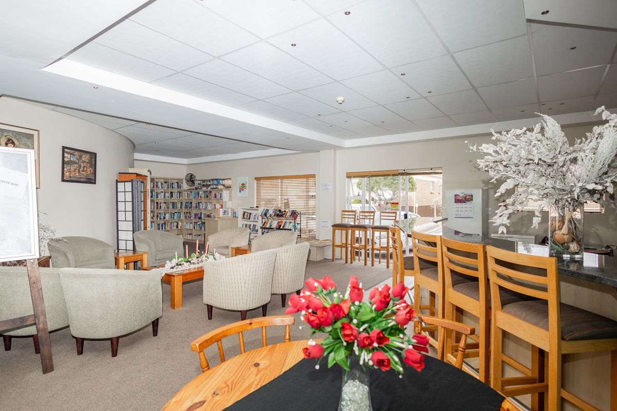 Elegant Sectional Title Retirement Apartment with Tranquil Bowling Green Views - Photo 3