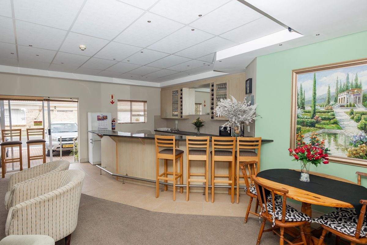 Elegant Sectional Title Retirement Apartment with Tranquil Bowling Green Views - Photo 4