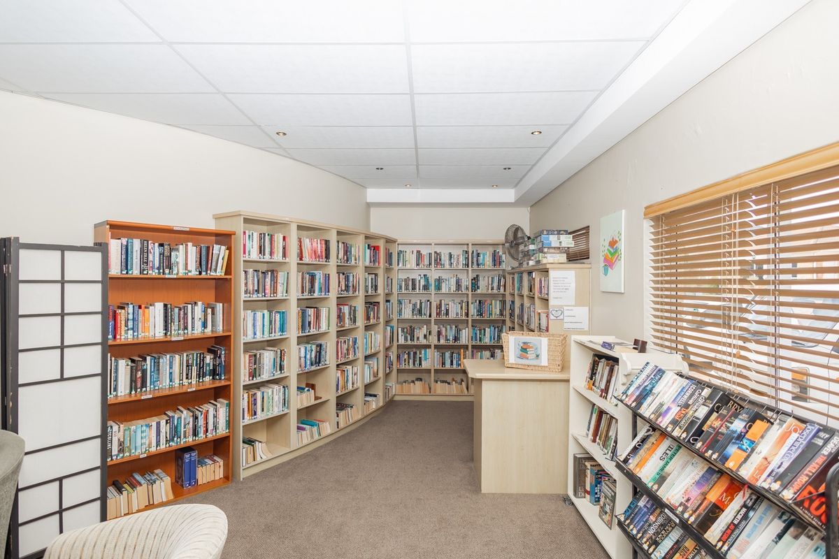 Elegant Sectional Title Retirement Apartment with Tranquil Bowling Green Views - Photo 5