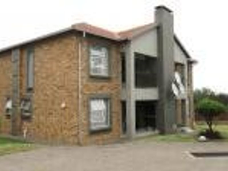 Apartment For Sale in Ruimsig, Roodepoort - Photo 2