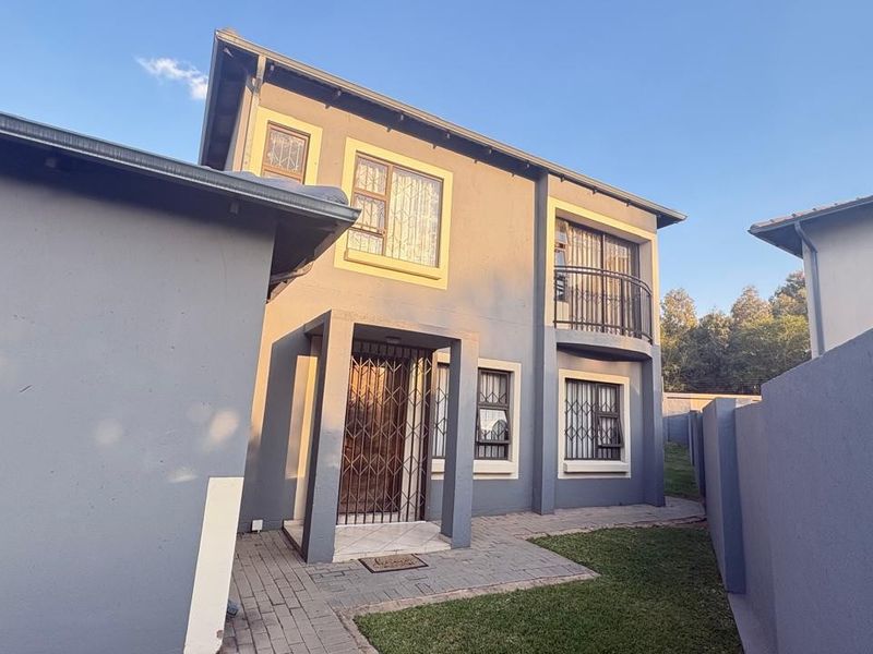 3 Bedroom House For Sale in Magaliesberg Country Estate, Amandasig, Akasia - Photo 1
