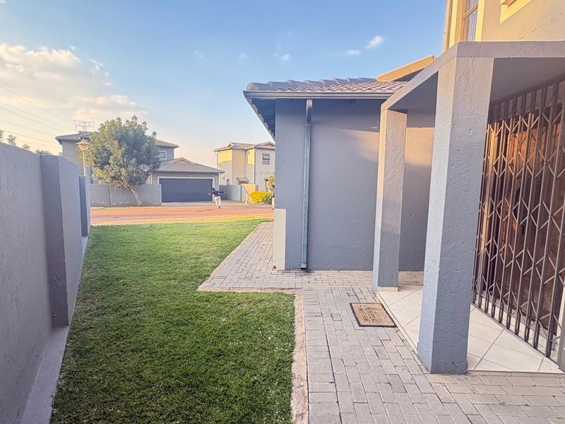 3 Bedroom House For Sale in Magaliesberg Country Estate, Amandasig, Akasia - Photo 2