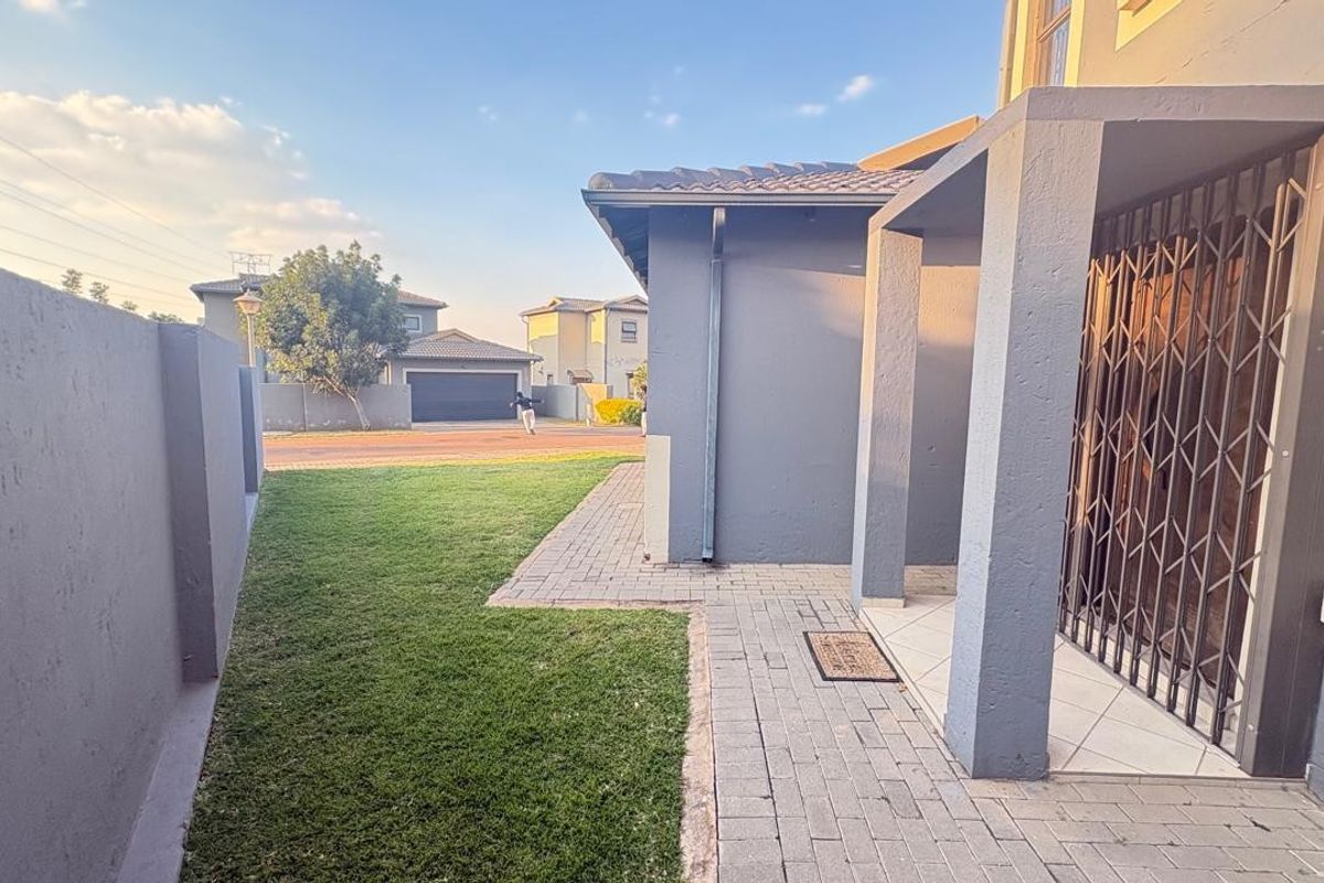 3 Bedroom House For Sale in Magaliesberg Country Estate, Amandasig, Akasia - Photo 2