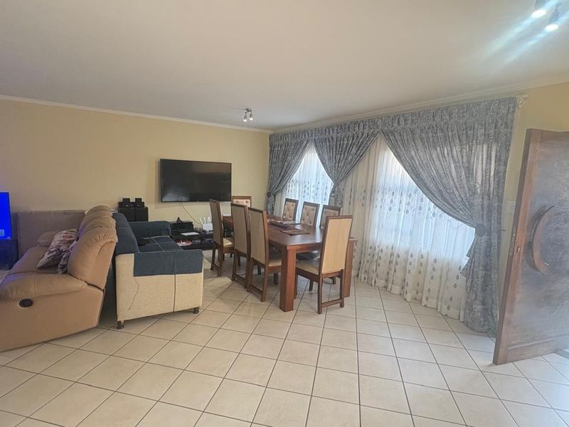 3 Bedroom House For Sale in Magaliesberg Country Estate, Amandasig, Akasia - Photo 6