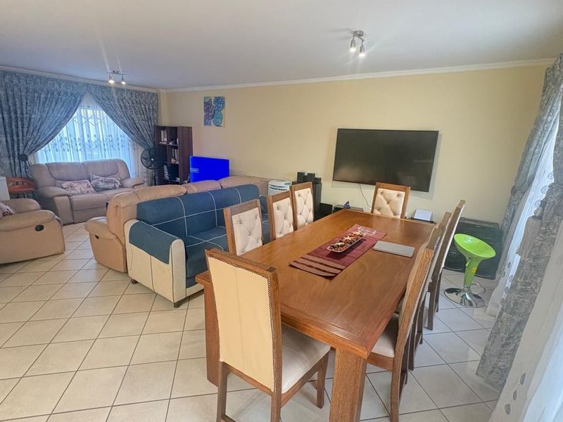 3 Bedroom House For Sale in Magaliesberg Country Estate, Amandasig, Akasia - Photo 4