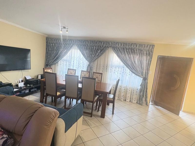 3 Bedroom House For Sale in Magaliesberg Country Estate, Amandasig, Akasia - Photo 5