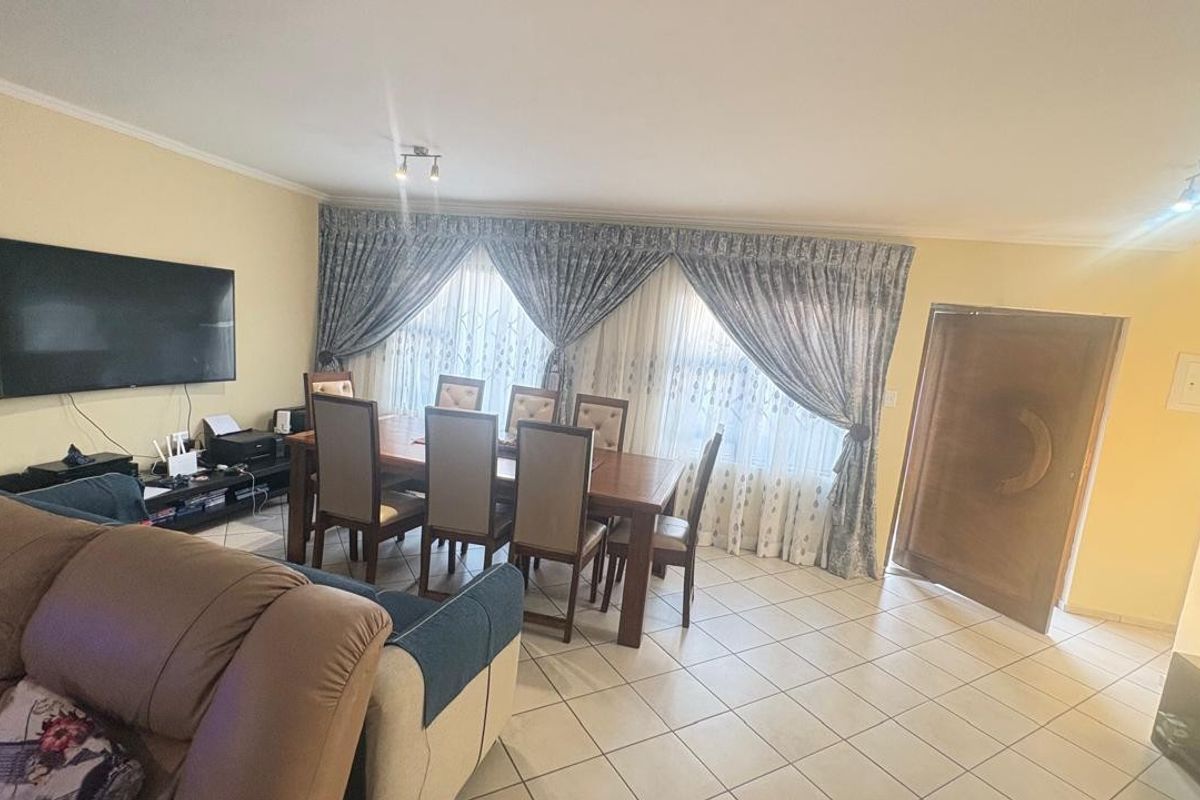 3 Bedroom House For Sale in Magaliesberg Country Estate, Amandasig, Akasia - Photo 5