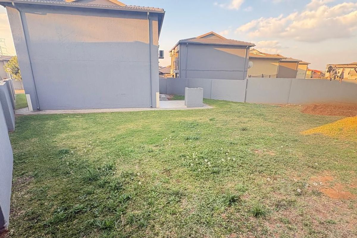 3 Bedroom House For Sale in Magaliesberg Country Estate, Amandasig, Akasia - Photo 3