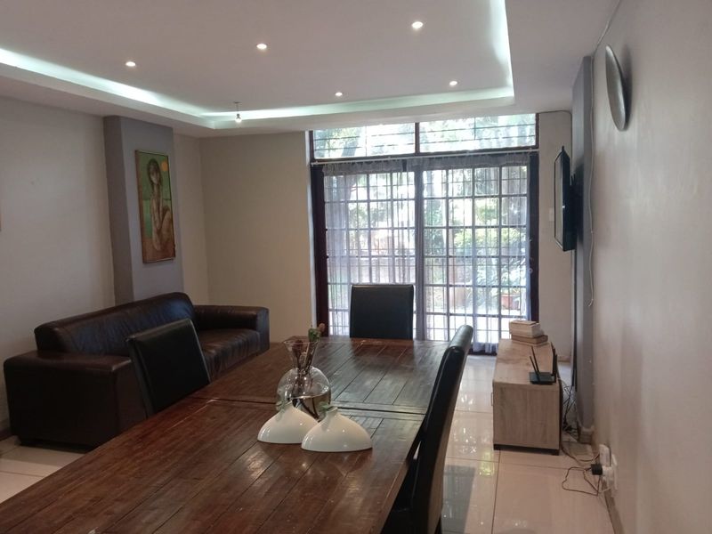 Three Bedroom Ground Floor Apartment with a Private Garden - Photo 5