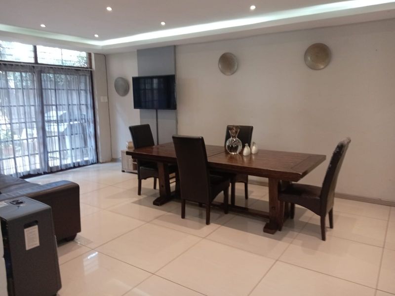 Three Bedroom Ground Floor Apartment with a Private Garden - Photo 4