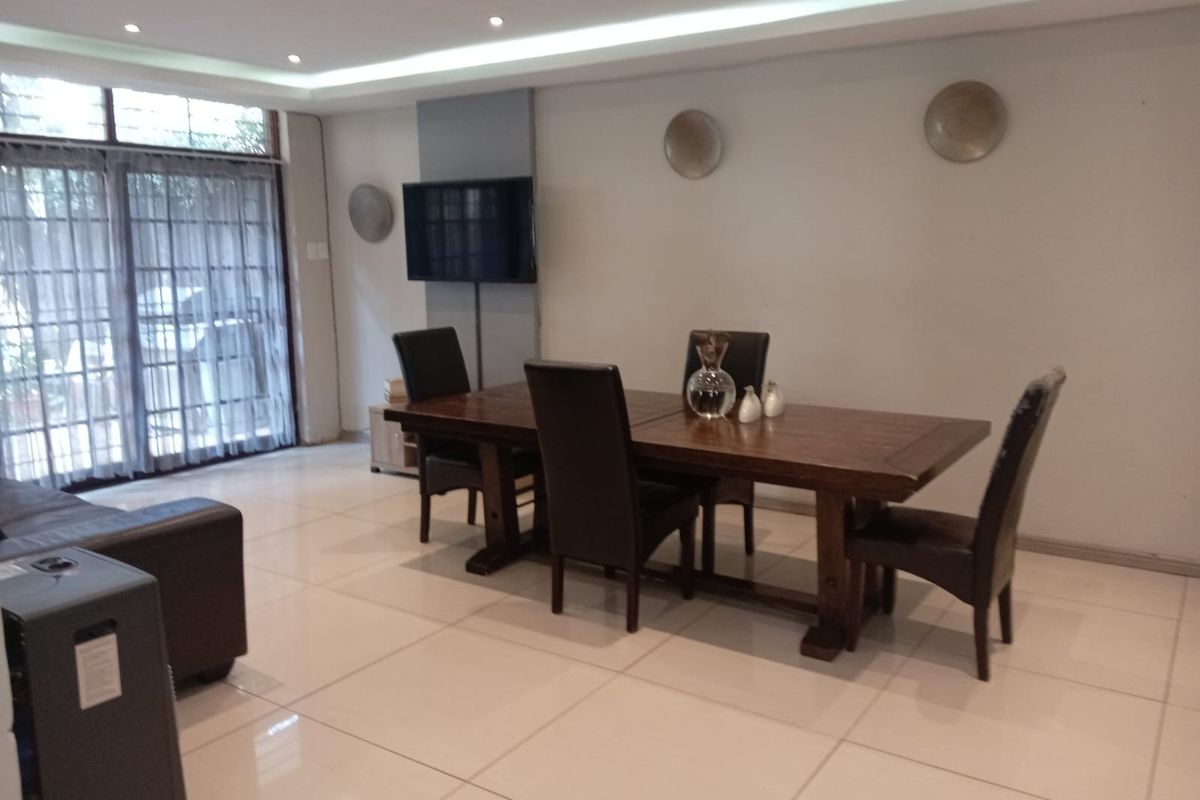 Three Bedroom Ground Floor Apartment with a Private Garden - Photo 4