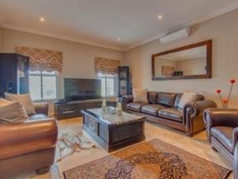SPACIOUS 5 BEDROOM DREAM HOME IN KUILS RIVER - Photo 2