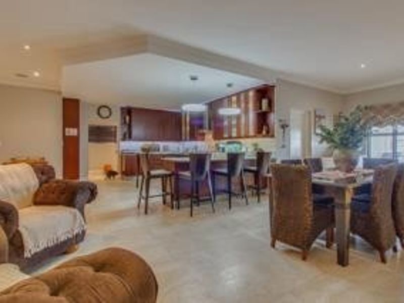 SPACIOUS 5 BEDROOM DREAM HOME IN KUILS RIVER - Photo 4