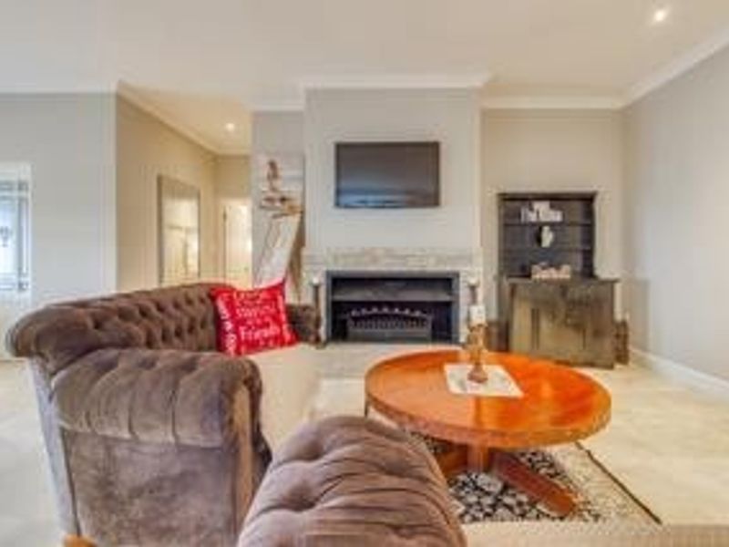 SPACIOUS 5 BEDROOM DREAM HOME IN KUILS RIVER - Photo 3