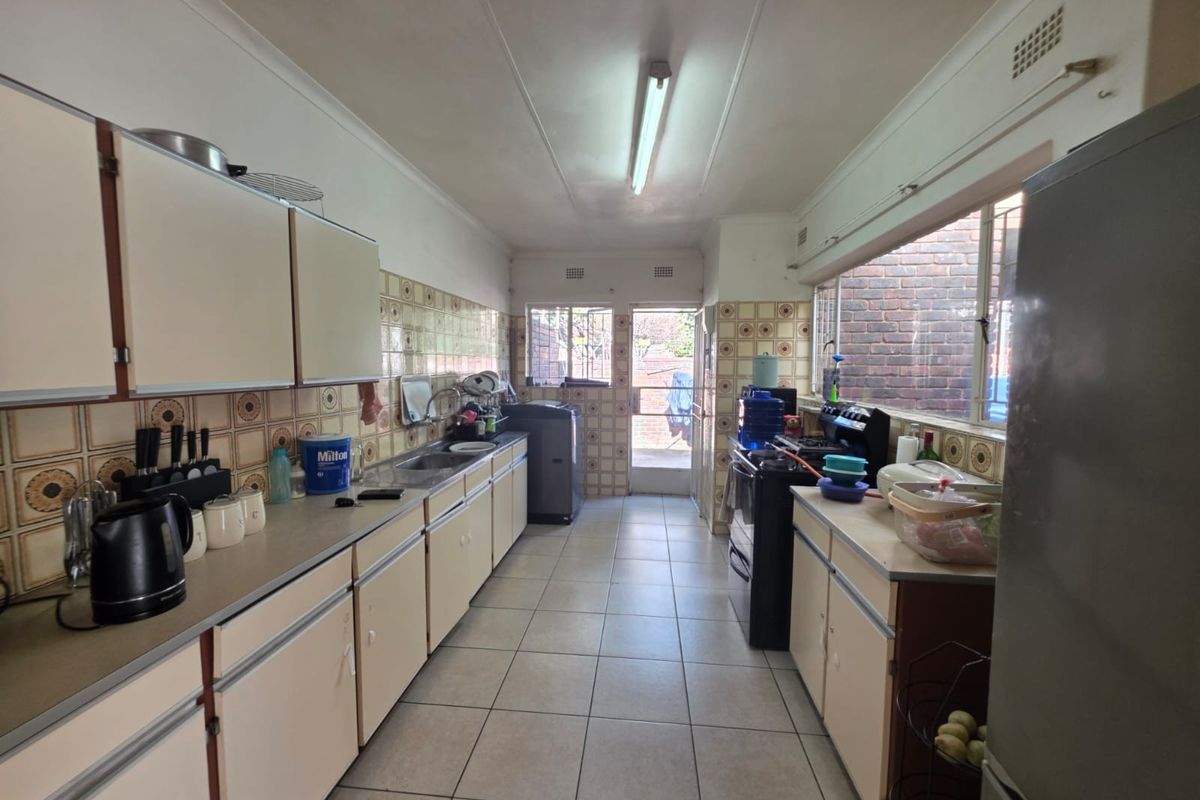 For Sale Fixer Upper 4 Bedroom Townhouse in Windsor East Windsor - Photo 5