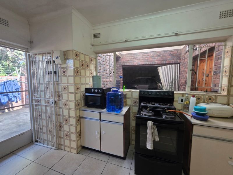 For Sale Fixer Upper 4 Bedroom Townhouse in Windsor East Windsor - Photo 7