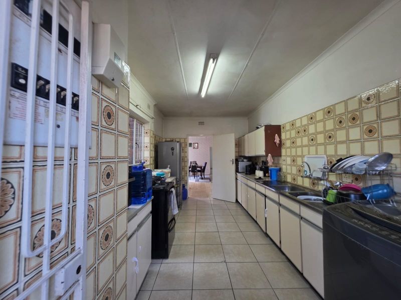 For Sale Fixer Upper 4 Bedroom Townhouse in Windsor East Windsor - Photo 6