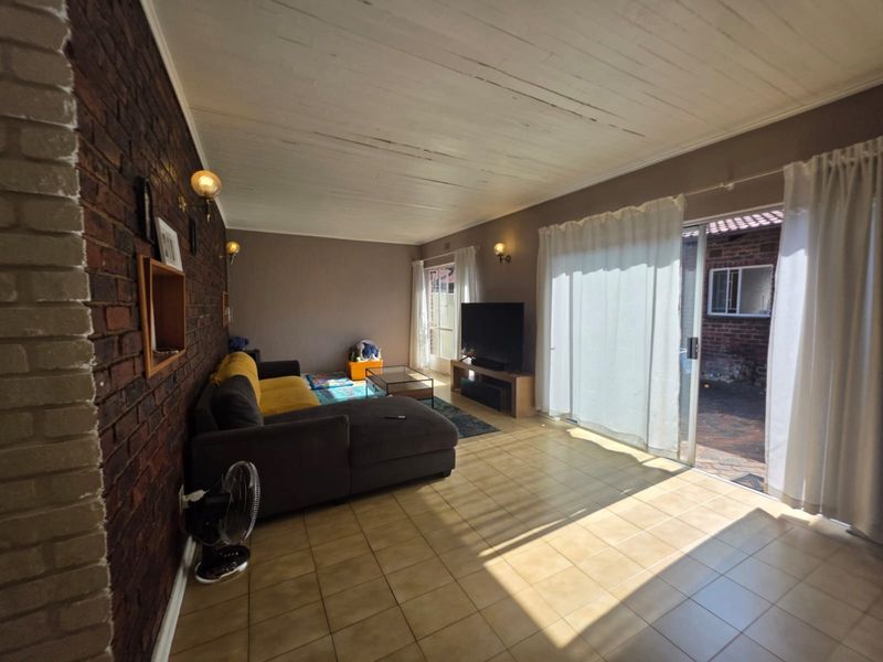 For Sale Fixer Upper 4 Bedroom Townhouse in Windsor East Windsor - Photo 4