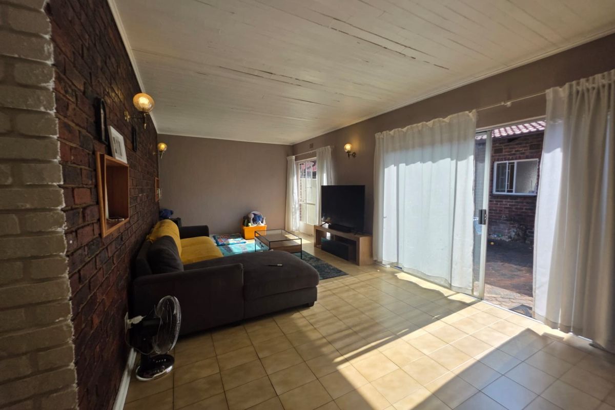 For Sale Fixer Upper 4 Bedroom Townhouse in Windsor East Windsor - Photo 4