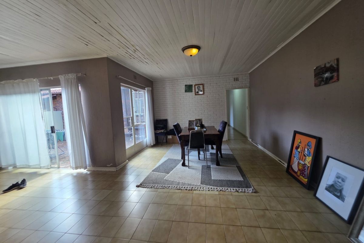 For Sale Fixer Upper 4 Bedroom Townhouse in Windsor East Windsor - Photo 3