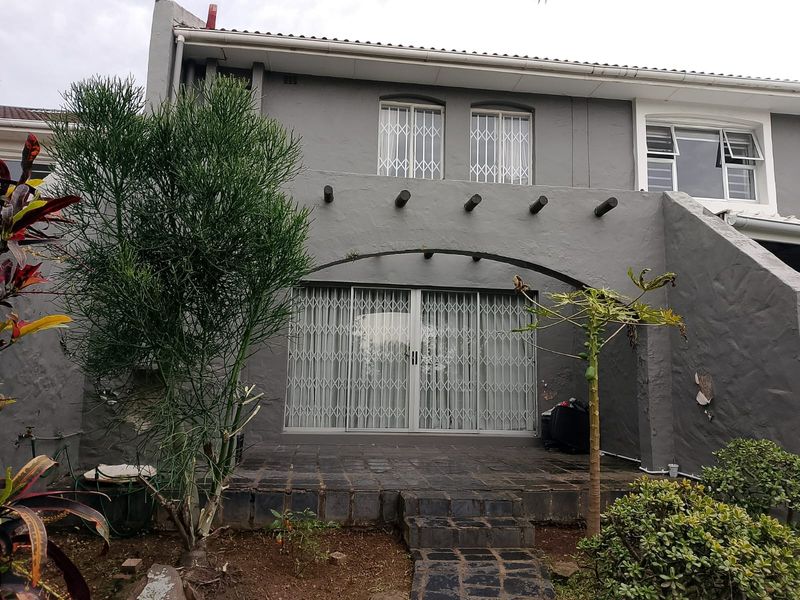 SPACIOUS DOUBLE-STOREY TOWNHOUSE IN SOUGHT-AFTER BLUE WATERS, BEACON BAY - Photo 1