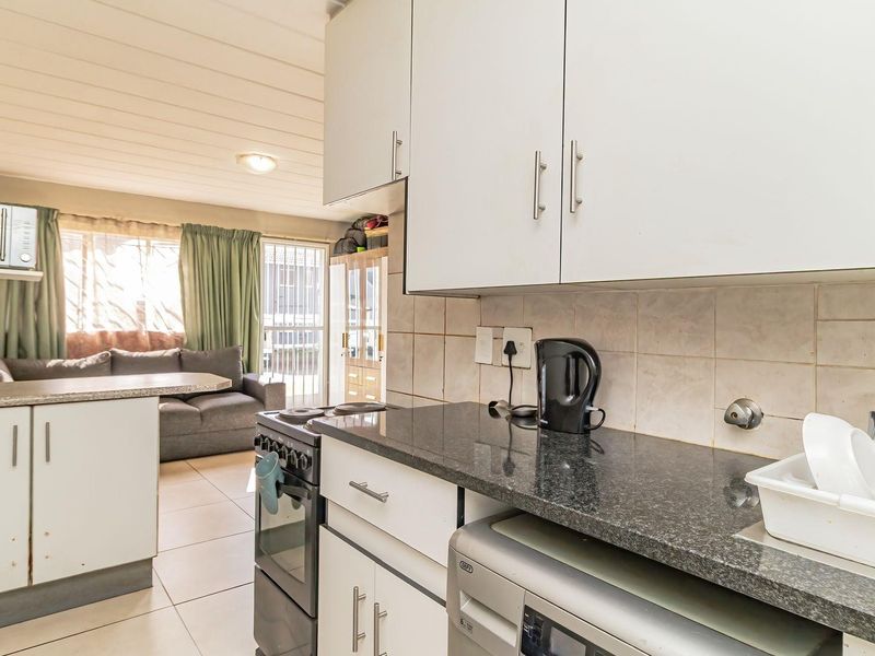 Townhouse For Sale in Glen Marais, Kempton Park - Photo 10