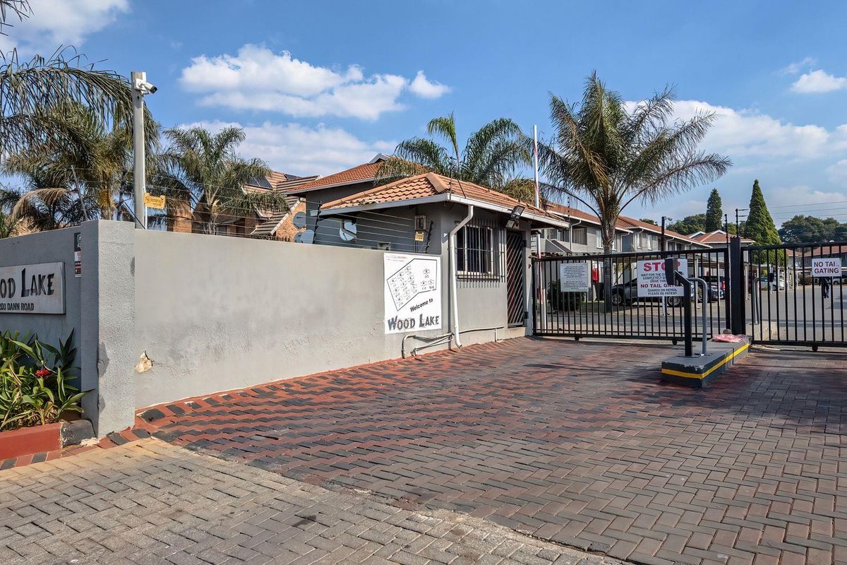 Townhouse For Sale in Glen Marais, Kempton Park - Photo 3