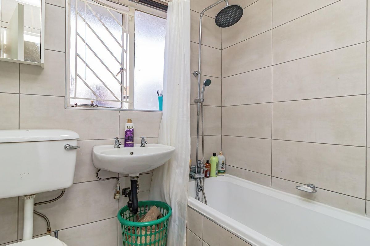 Townhouse For Sale in Glen Marais, Kempton Park - Photo 4