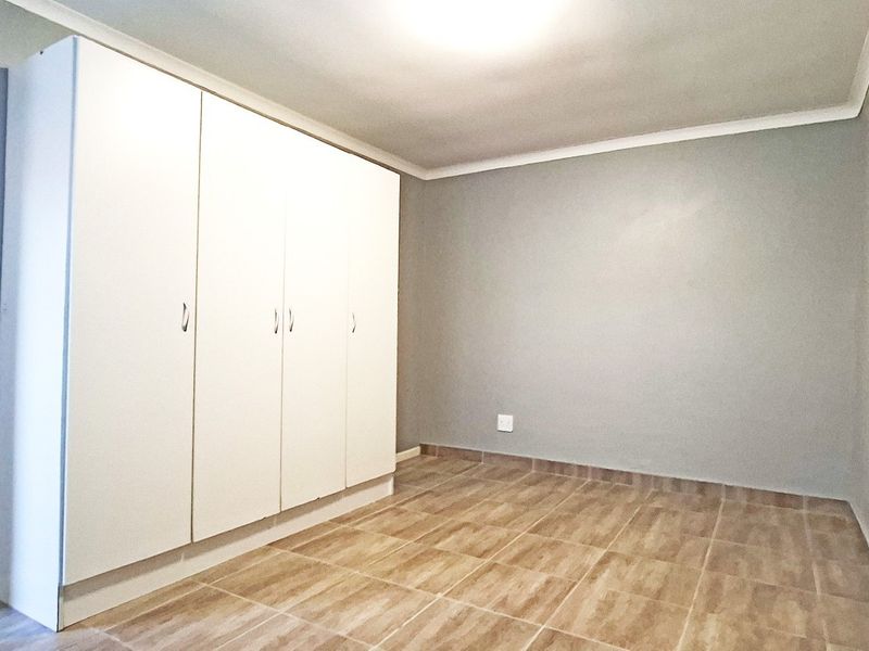 Apartment To Rent in Gustrouw, Strand - Photo 5