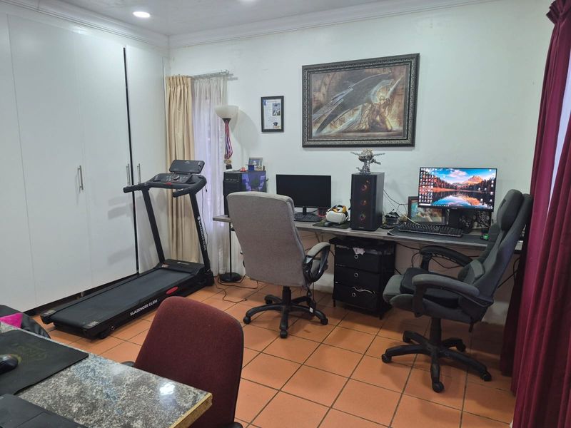 An Entertainer's dream house For Sale in Chantelle, Akasia - Photo 8
