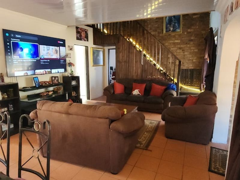 An Entertainer's dream house For Sale in Chantelle, Akasia - Photo 6