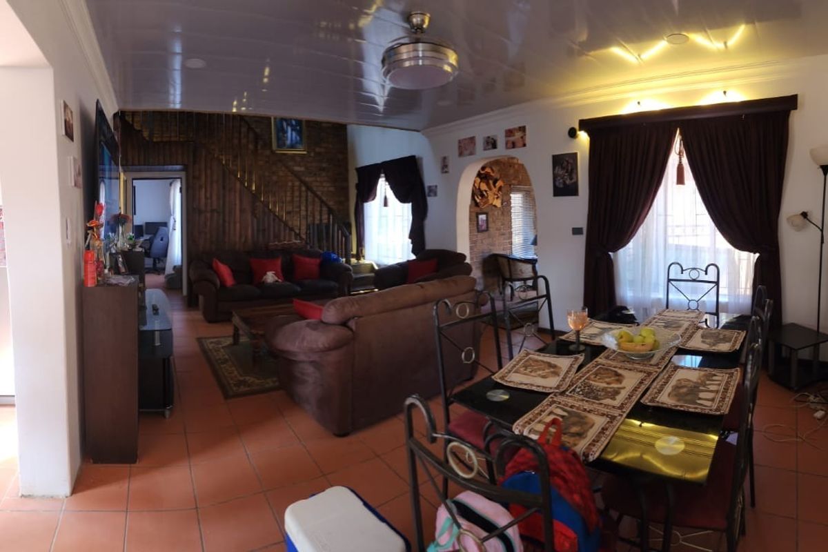 An Entertainer's dream house For Sale in Chantelle, Akasia - Photo 4